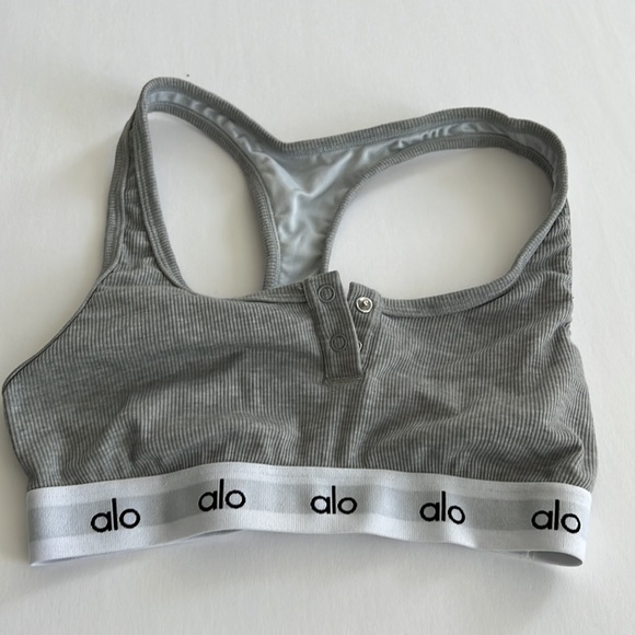 ALO Yoga Icon Ribbed Henly Bra - Picture 4 of 6